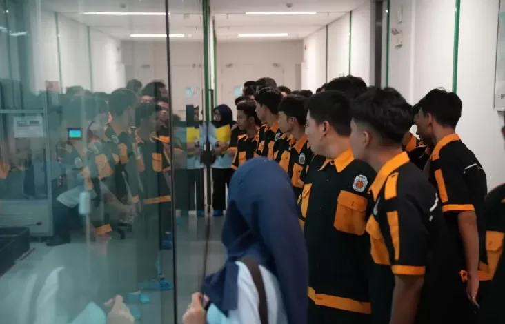 SMKN 4 Tangerang Nyemplung ke Pabrik Oppo, Lihat Langsung Proses HP Dirakit