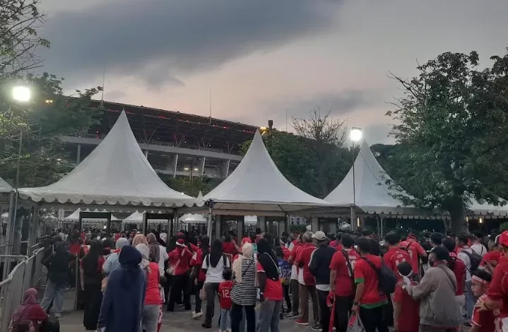 Suasana Jelang Kick-off Timnas Indonesia U-23 vs Vietnam U-23: Stadion GBK Memerah