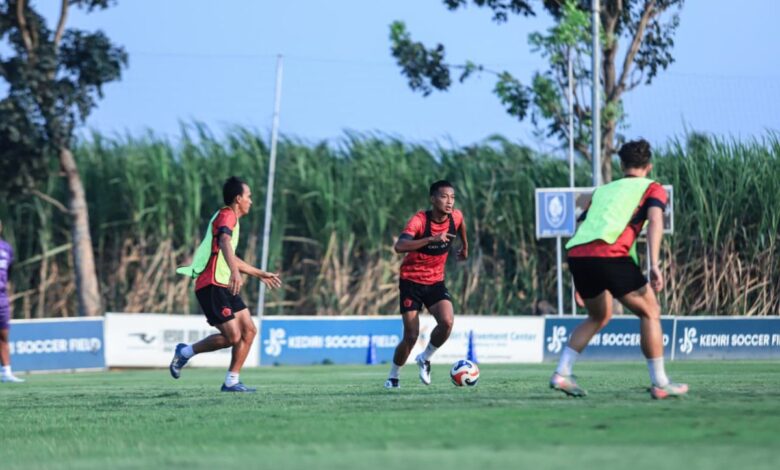 Pemain Persik Rifqi Ray kemudian juga Wigi Pratama terlibat TC timnas 