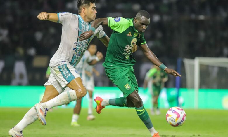 Diwarnai tiga kartu merah, laga PSBS lawan Persebaya berakhir imbang