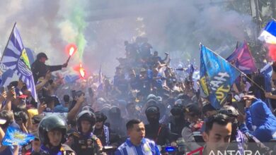 Banyak ribu Bobotoh padati Bandung rayakan triruntun peringkat Persib