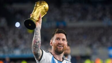 Lionel Messi mengangkat replika trofi Piala Dunia saat upacara perayaan bersama penggemar setelah laga uji coba internasional melawan Panama di Buenos Aires, 23 Maret 2023 (