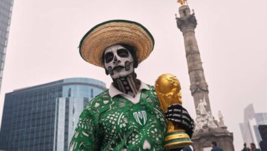 Seorang fans Meksiko berdiri di Reforma Avenue di Mexico City, 6 Juni 2026, menjelang Piala Dunia 2026
