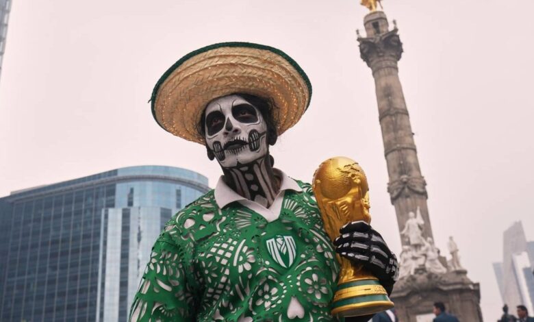 Seorang fans Meksiko berdiri di Reforma Avenue di Mexico City, 6 Juni 2026, menjelang Piala Dunia 2026