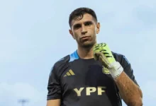 Emiliano Martinez masih menjadi target utama Juventus untuk memperkuat posisi penjaga gawang pada bursa transfer musim panas. Namun, negosiasi dengan Aston Villa belum menemukan titik temu sehingga peluang transfer belum mengalami perkembangan berarti.