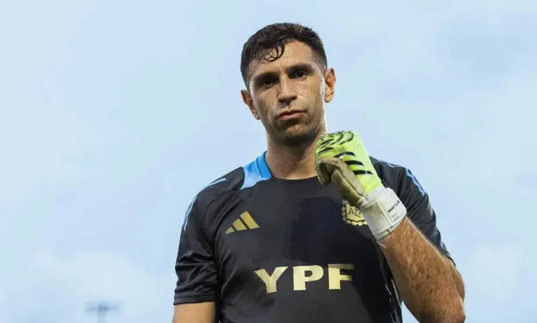 Emiliano Martinez masih menjadi target utama Juventus untuk memperkuat posisi penjaga gawang pada bursa transfer musim panas. Namun, negosiasi dengan Aston Villa belum menemukan titik temu sehingga peluang transfer belum mengalami perkembangan berarti.