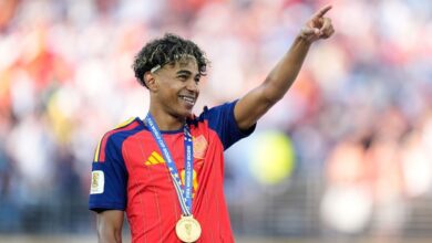 Lamine Yamal menikmati momen spesial setelah membawa Spanyol menjuarai Piala Dunia 2026. Usai kemenangan dramatis atas Argentina, bintang muda Barcelona itu merayakan keberhasilan bersama sang kekasih, Ines Garcia Santos.