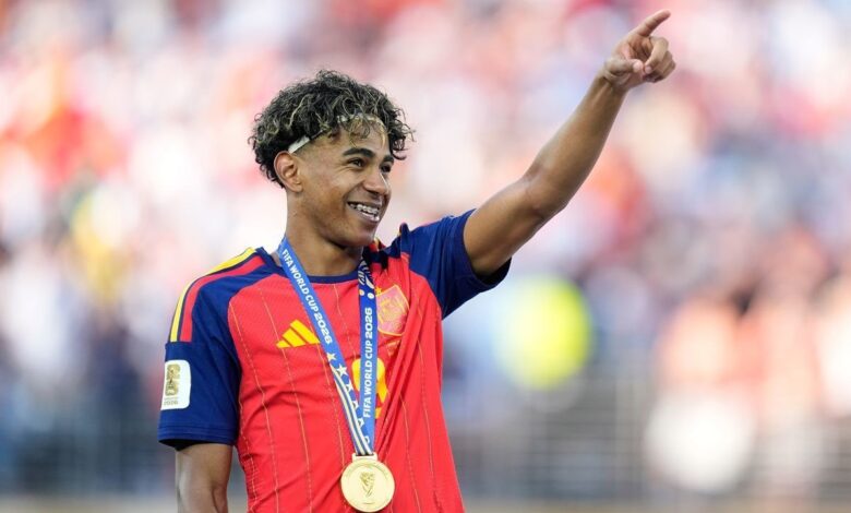 Lamine Yamal menikmati momen spesial setelah membawa Spanyol menjuarai Piala Dunia 2026. Usai kemenangan dramatis atas Argentina, bintang muda Barcelona itu merayakan keberhasilan bersama sang kekasih, Ines Garcia Santos.