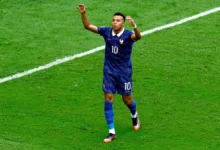 Kylian Mbappe mencatat pencapaian luar biasa yang belum pernah diraih pemain lain dalam sejarah sepak bola. Penyerang Real Madrid itu menjadi pencetak gol terbanyak di La Liga, Liga Champions, dan Piala Dunia 2026 dalam satu musim yang sama.
