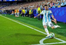 Lionel Messi kembali menciptakan sejarah baru. Penyerang Timnas Argentina itu membuat dua rekor baru hanya dengan tampil di final Piala Dunia 2026. Sepanjang Piala Dunia 2026 ini, Messi memang jadi sosok yang krusial bagi Argentina. Meski sudah berusia 39 tahun, ia masih mampu menggendong Argentina di turnamen ini.