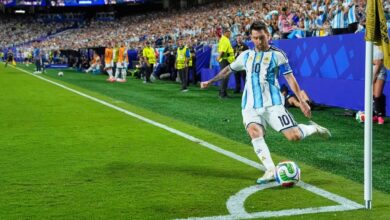 Lionel Messi kembali menciptakan sejarah baru. Penyerang Timnas Argentina itu membuat dua rekor baru hanya dengan tampil di final Piala Dunia 2026. Sepanjang Piala Dunia 2026 ini, Messi memang jadi sosok yang krusial bagi Argentina. Meski sudah berusia 39 tahun, ia masih mampu menggendong Argentina di turnamen ini.