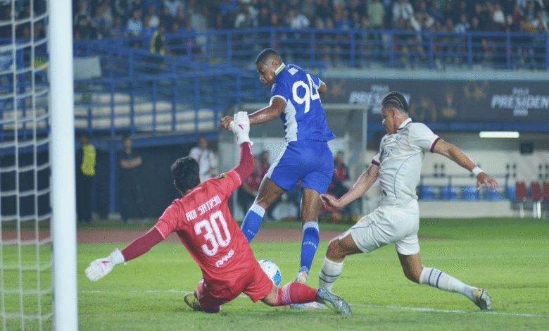 Persib Bandung menang atas Arema FC pada matchday pertama Grup A Piala Presiden 2026 di Stadion Si Jalak Harupat, Sabtu (25/7) malam WIB. Maung Bandung menang 1-0 lewat gol yang dicetak Uilliam Baros pada babak pertama.
