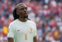 AS Roma mulai menunjukkan rasa frustrasi terhadap sikap Manchester United dalam perburuan Manu Kone pada bursa transfer musim panas. Hingga kini, Setan Merah belum juga mengajukan tawaran resmi meski terus dikaitkan dengan gelandang asal Prancis tersebut.